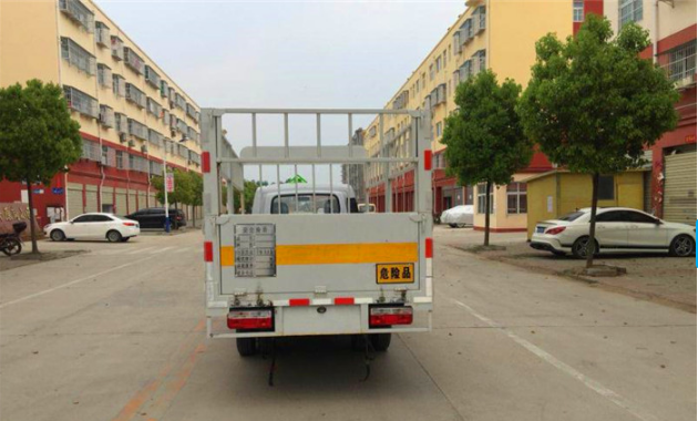 东风途逸蓝牌3.2米气瓶运输车