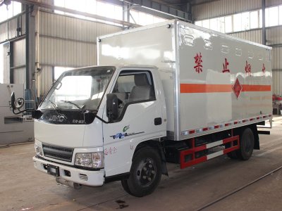 江铃4.2米蓝牌杂项危险品厢式车