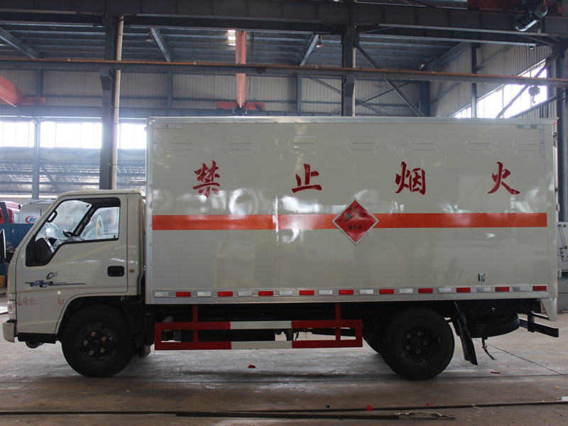 江铃4.2米蓝牌杂项危险品厢式车