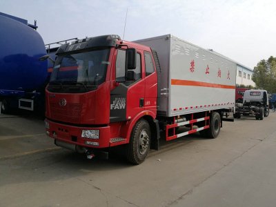 解放6.2米杂项危险品厢式车