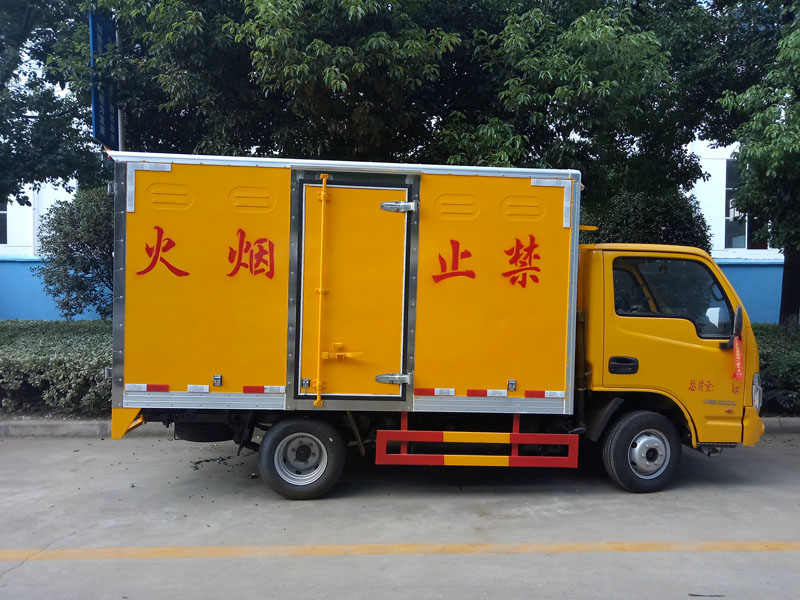 上汽跃进3.3米蓝牌柴油版杂项危险品厢式车
