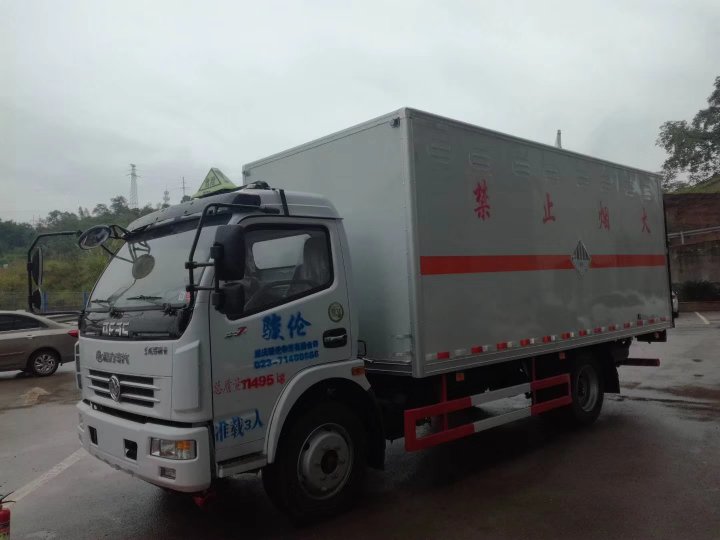 东风5.1米废旧电池运输车