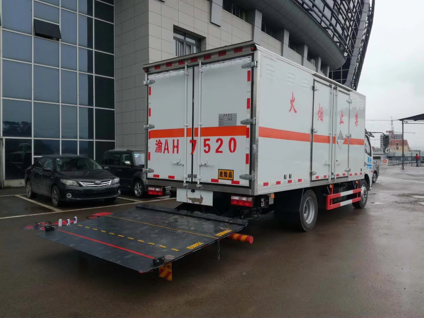 东风5.1米废旧电池运输车