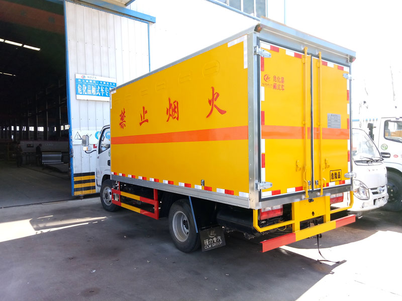 东风多利卡4.1米杂项危险品厢式车