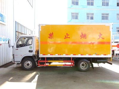 东风多利卡4.1米杂项危险品厢式车