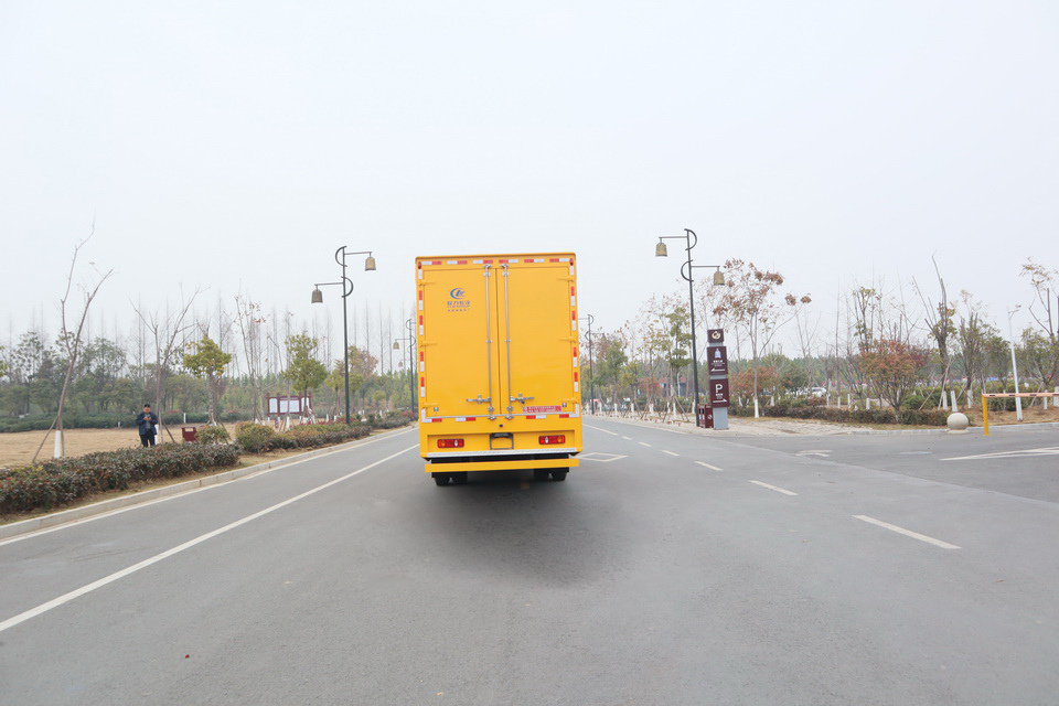 东风天锦电源车
