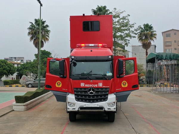 奔驰指挥车