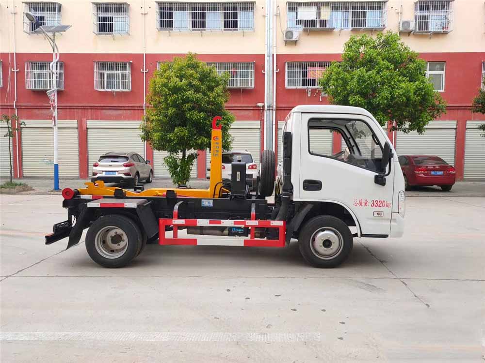 上汽跃进蓝牌3方勾臂垃圾车