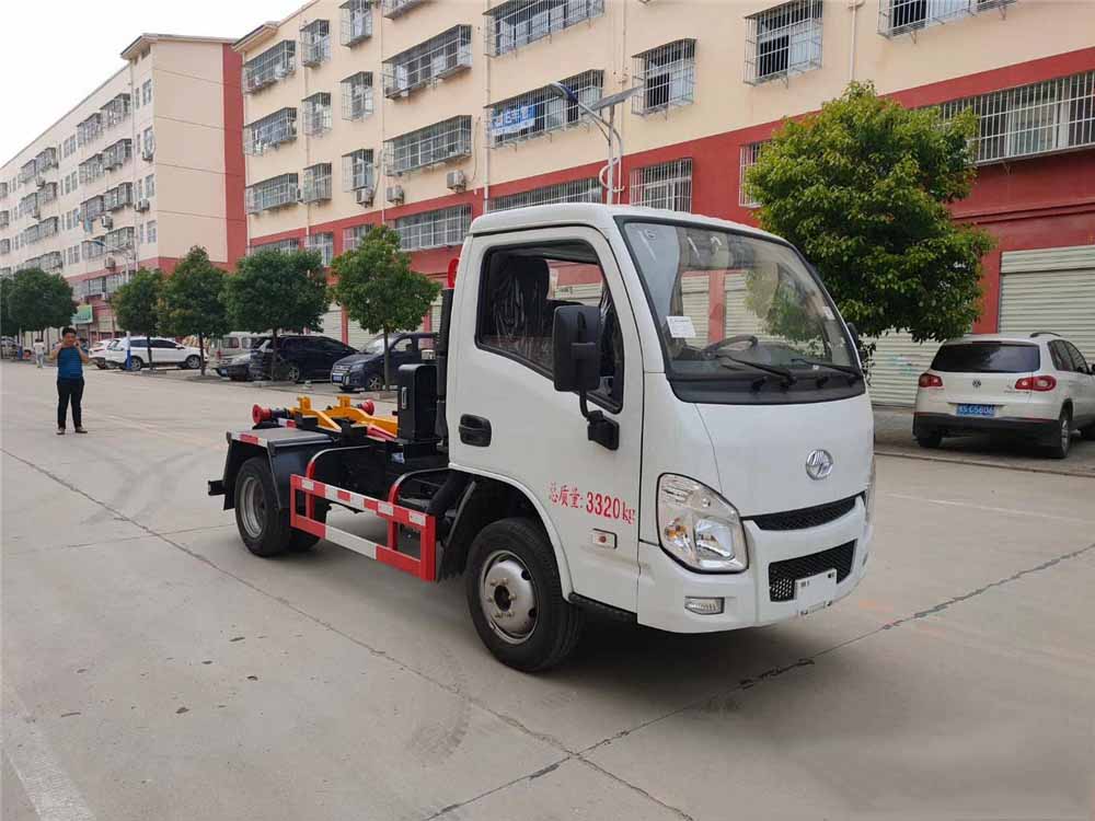 上汽跃进蓝牌3方勾臂垃圾车
