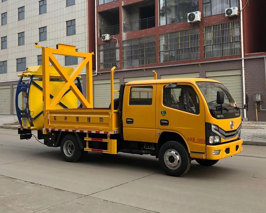 东风D6双排防撞缓冲车