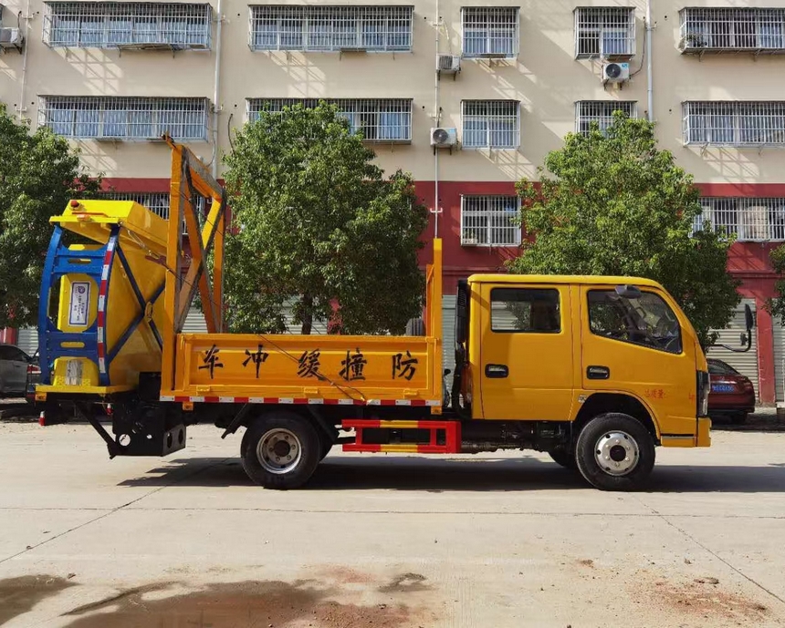 东风D6双排防撞缓冲车