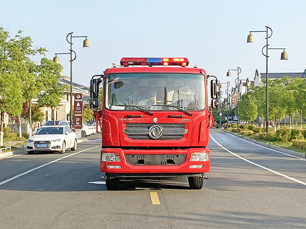 东风D9/6吨水罐消防车